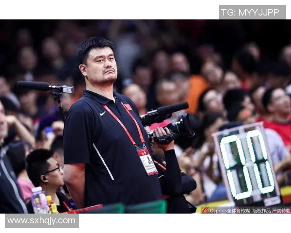 姚明近期生活照曝光展现运动员风采与个人魅力引发网友热议